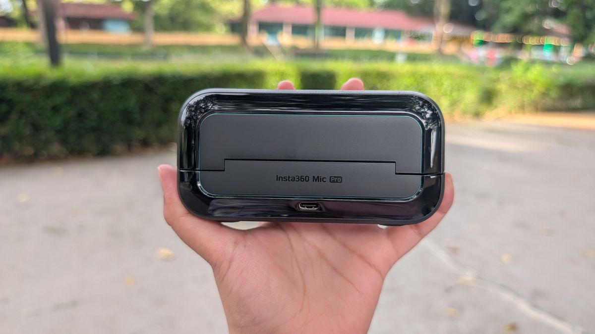 Insta360 Mic Pro mic with E Ink displays
