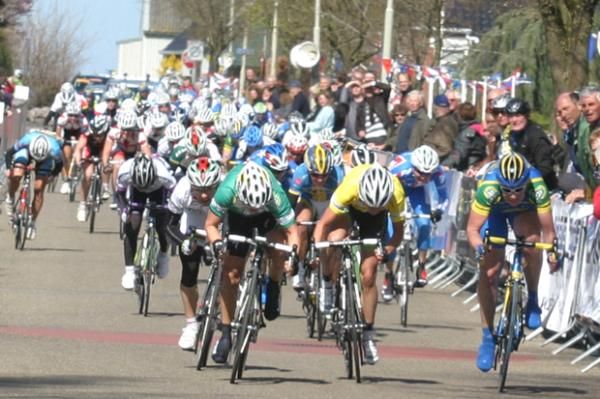 Ina Teutenberg (HTC-Highroad) muscles her way into the race lead.
