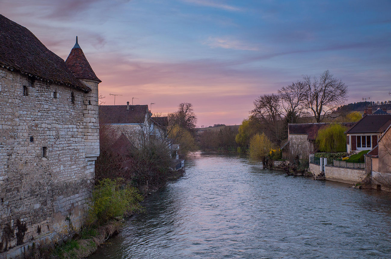 ENB1J5-Chris-Stevenson-Alamy-Stock-Photo-View-of-the-French-village-of-Chablis.jpg