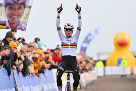 Fem van Empel takes her 14th win of the season in Koksijde