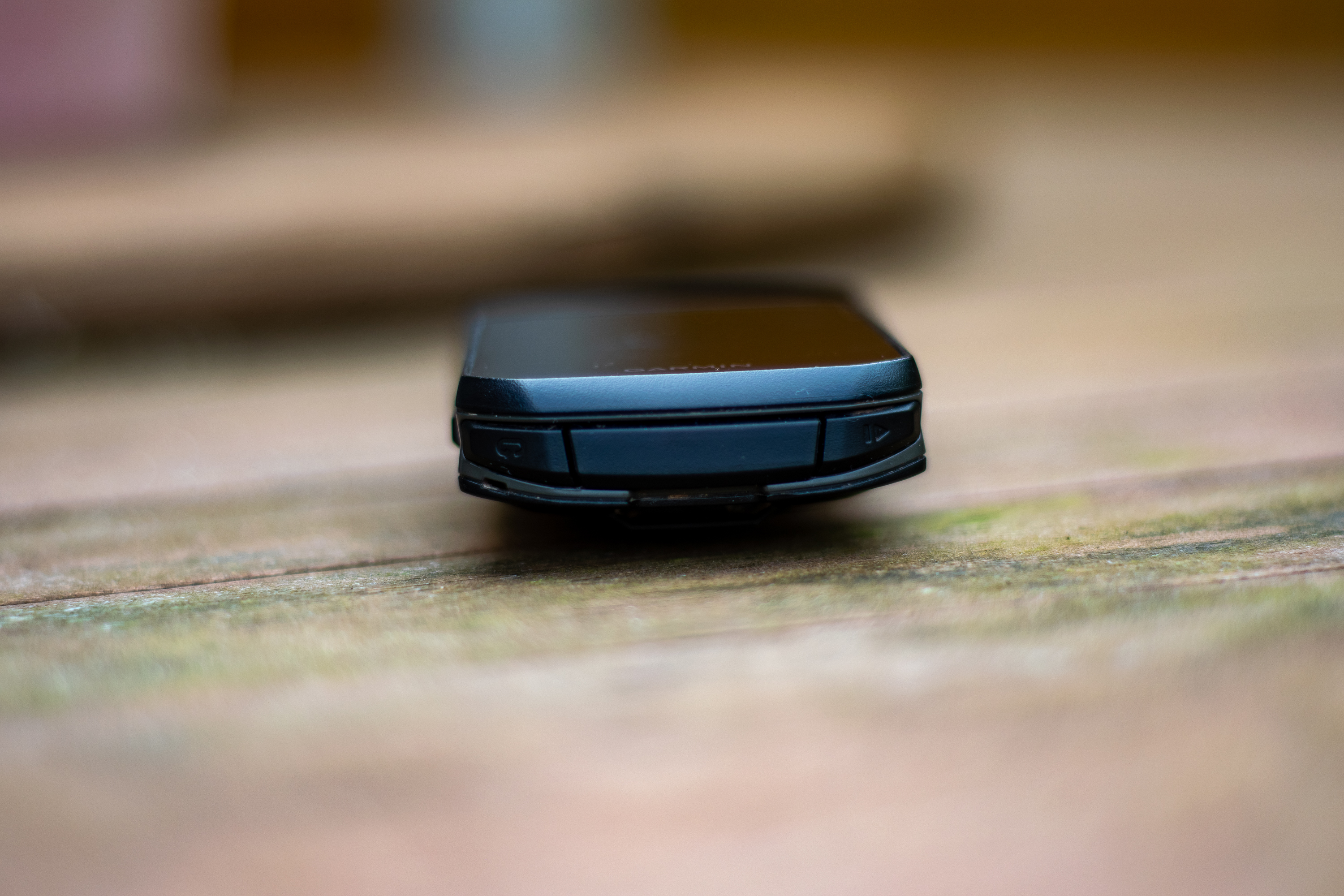 A Garmin Edge 550 computer on a wooden table