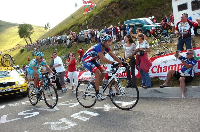 George Hincapie (Discovery Channel) leads Serguei Ivanov Serguei (Astana) up the Col de Peyresourde