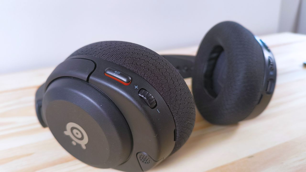 Close up of the buttons on the left side of the SteelSeries Arctis Nova 5X