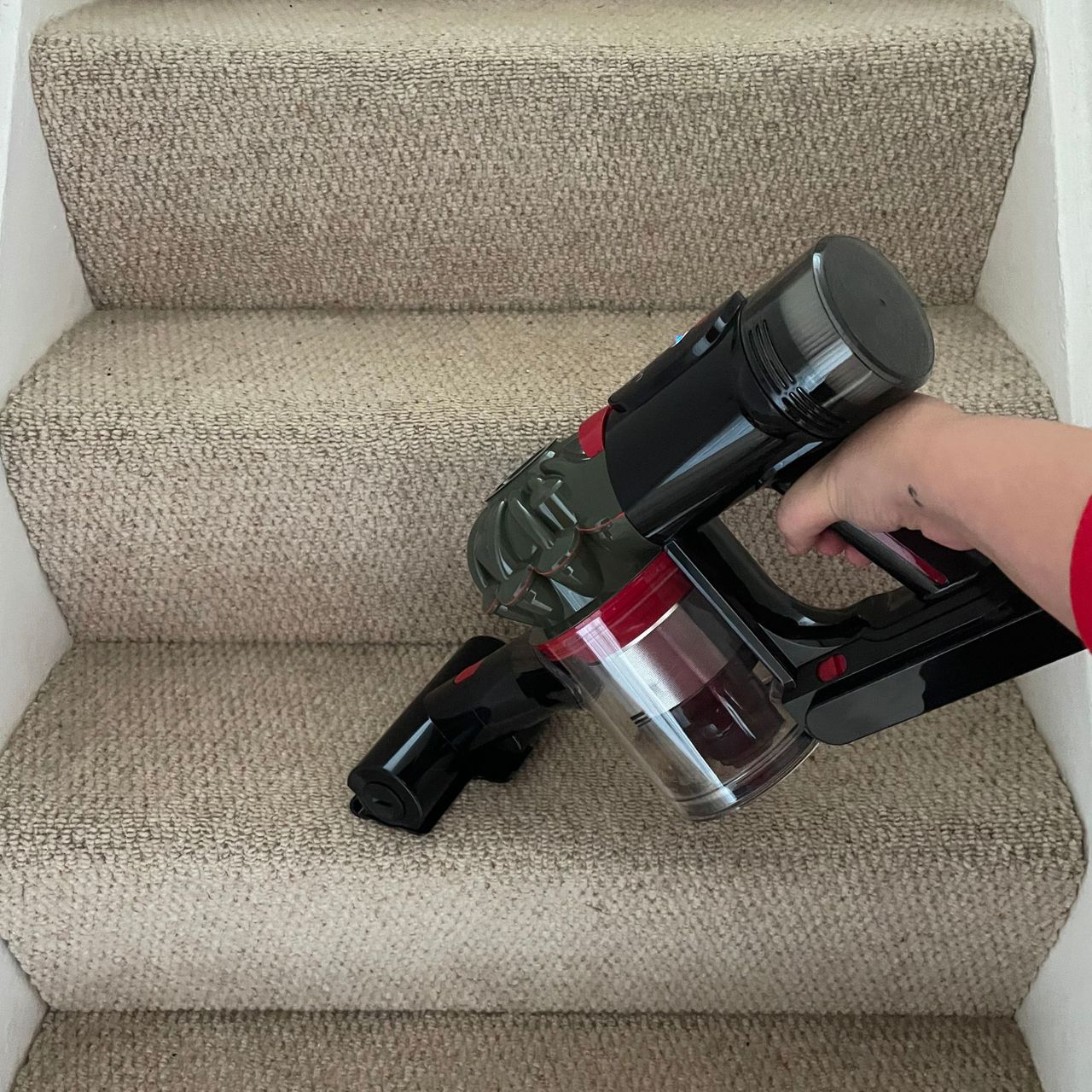 Using the Dyson V8 Cyclone on carpeted stairs