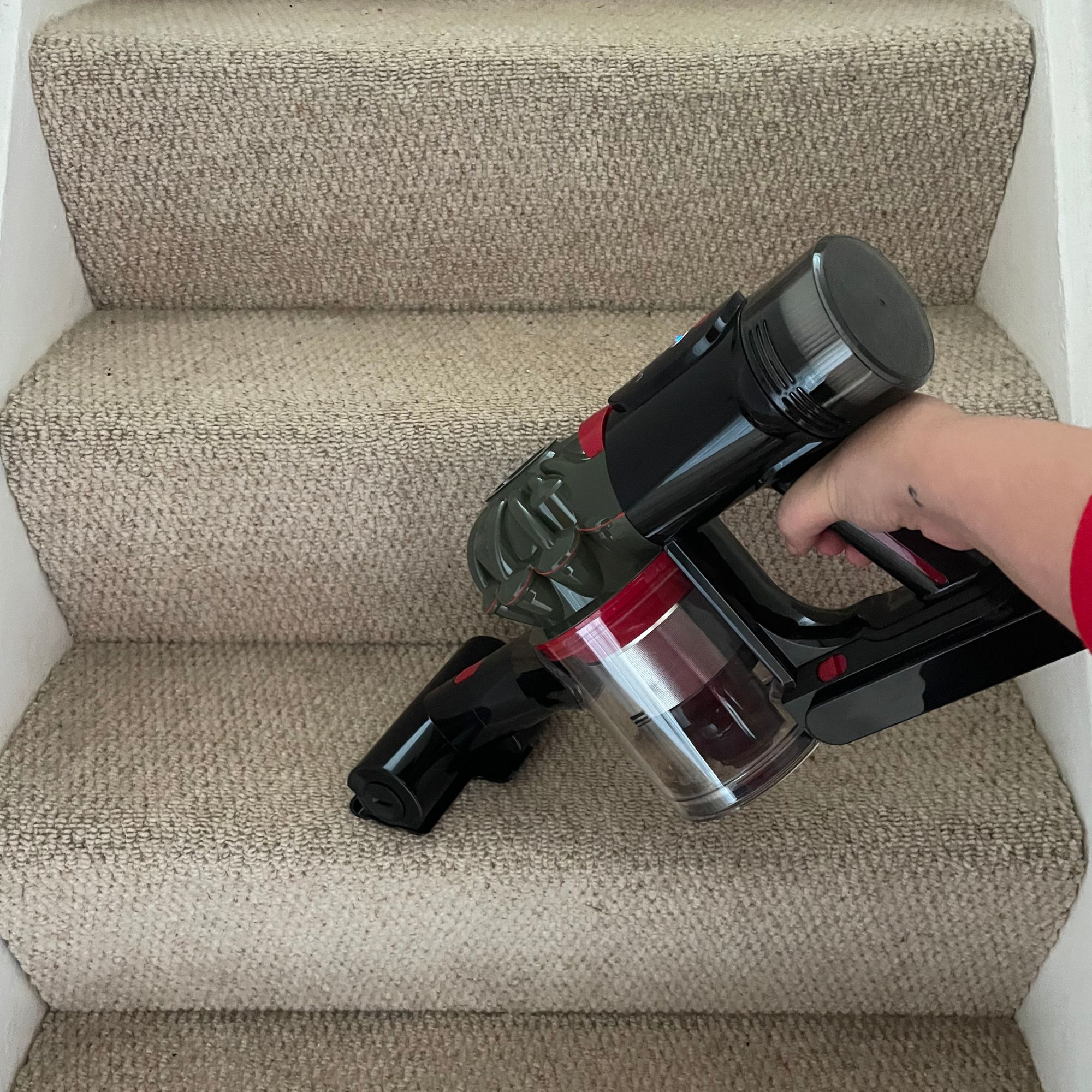 Using the Dyson V8 Cyclone on carpeted stairs