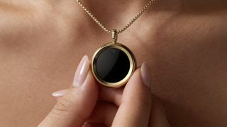 This high-tech necklace protects your skin from sunburn and UV rays