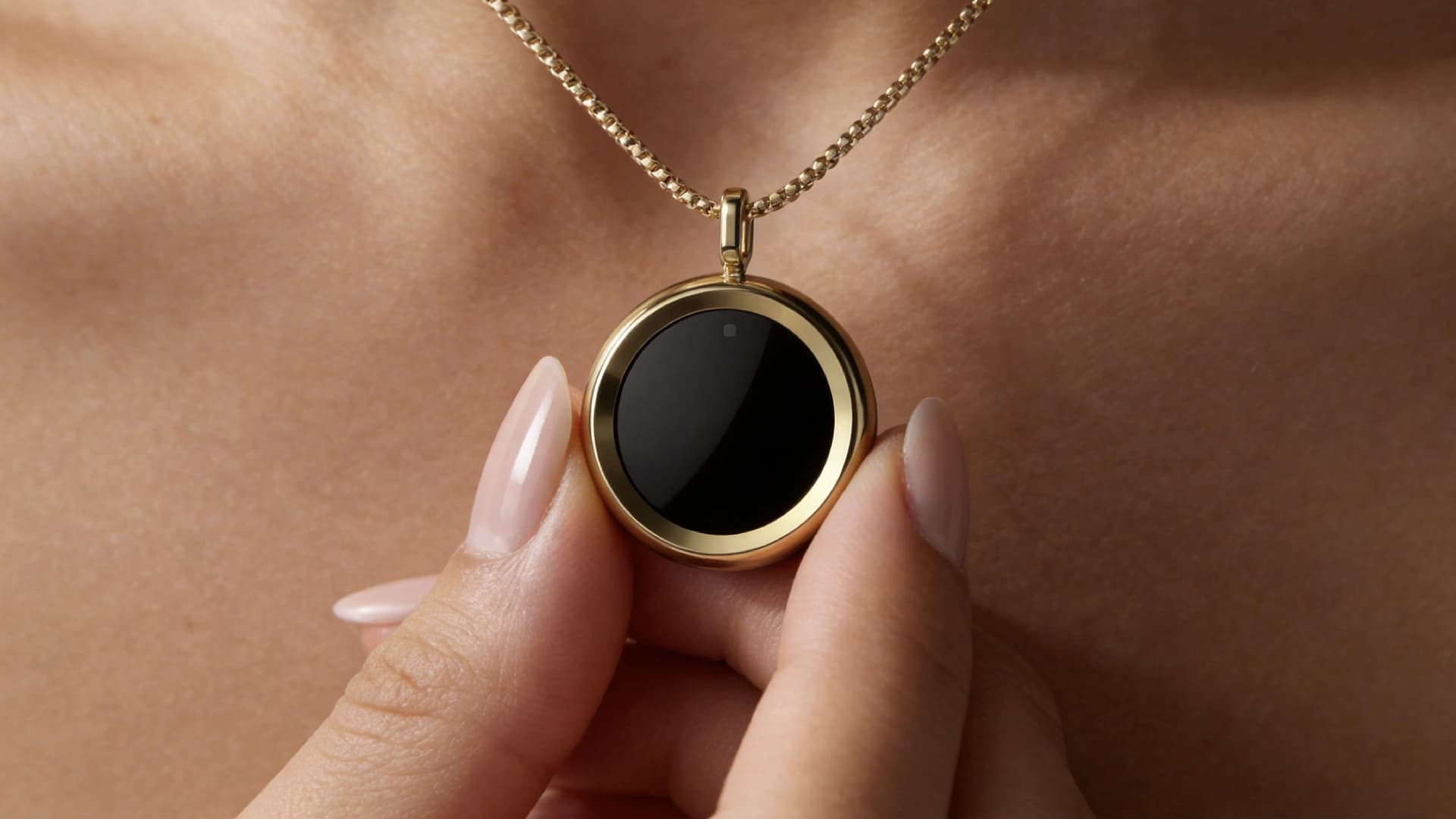 The90 Gem UV-tracking wearable necklace