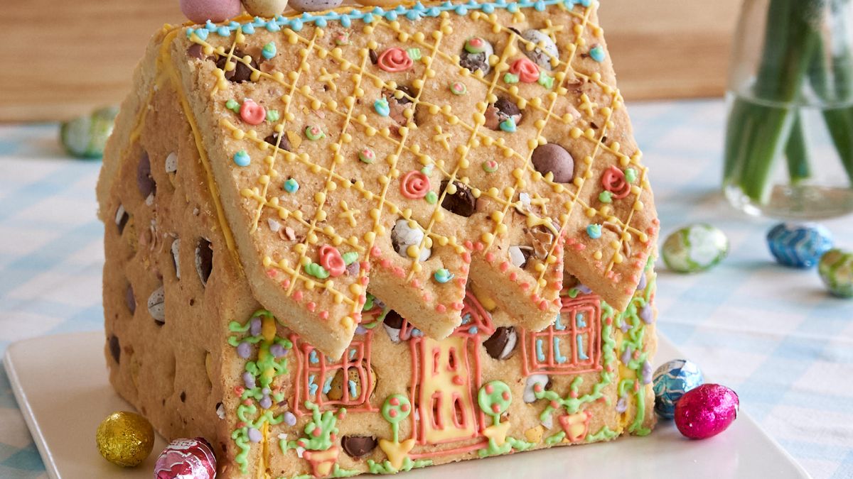 Easter shortbread house | Baking Recipes | GoodtoKnow