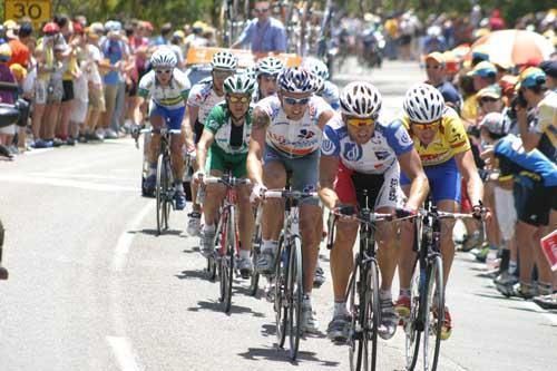 Luke Roberts helps Pat Jonker up Old Willunga Hill during the 2004 Tour Down Under.