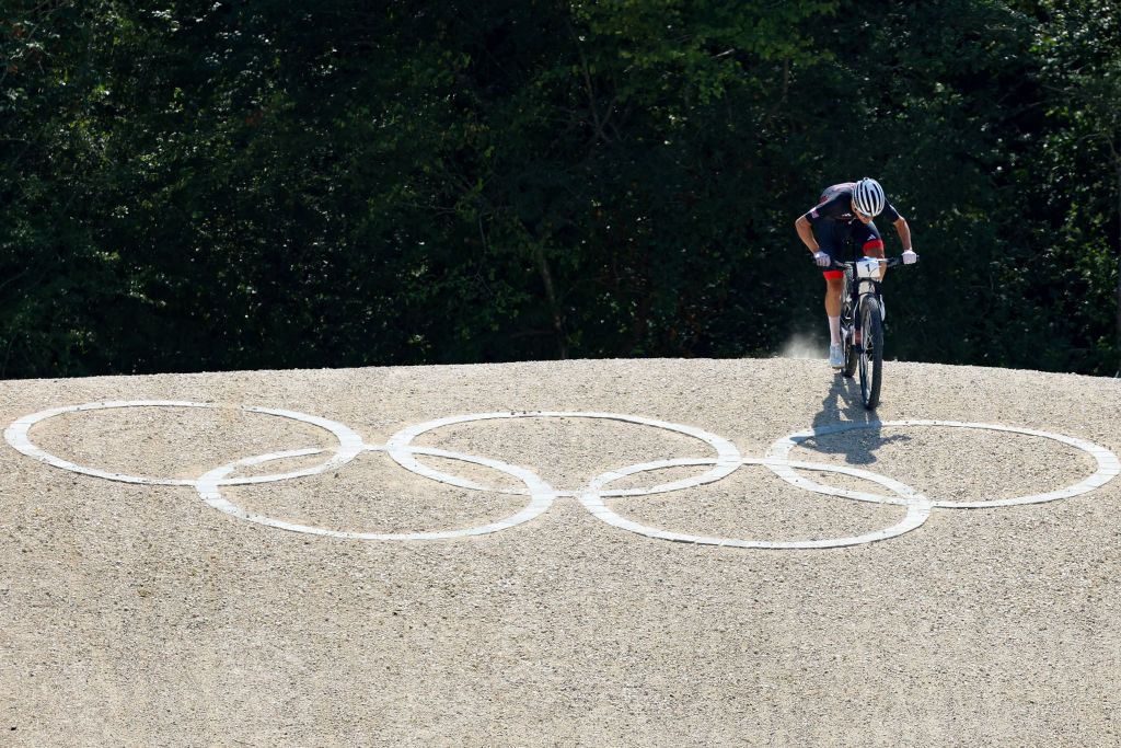 Britain's Thomas Pidcock crests the final hill as he competes in the men's cross-country mountain biking event during the Paris 2024 Olympic Games in Elancourt Hill venue in Elancourt, on July 29, 2024. (Photo by Emmanuel DUNAND / AFP)
