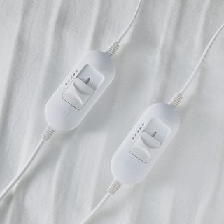 white electric blanket with temperature setting controller