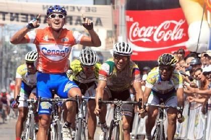 Arthur Garcia (Kino Tachira) celebrates his victory.