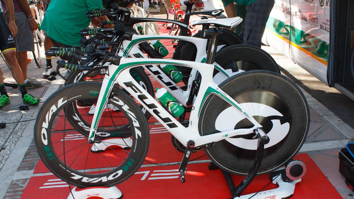 Caja Rural-Seguros RGA rides the Fuji Norcom with Shimano shifting kit, Rotor cranks and Oval wheels (Matthew Allen / Immediate Media)
