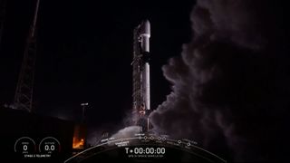Un cohete SpaceX Falcon 9 que lleva el satélite de navegación GPS III-SV04 de la Fuerza Espacial de EE. UU. Despega del Complejo de Lanzamiento 41 en la Estación de la Fuerza Aérea de Cabo Cañaveral en Florida, el 5 de noviembre de 2020.