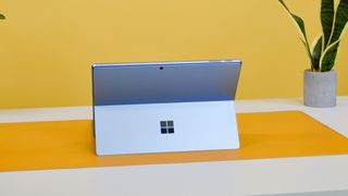 Microsoft Surface Pro Copilot+ PC op een bureau