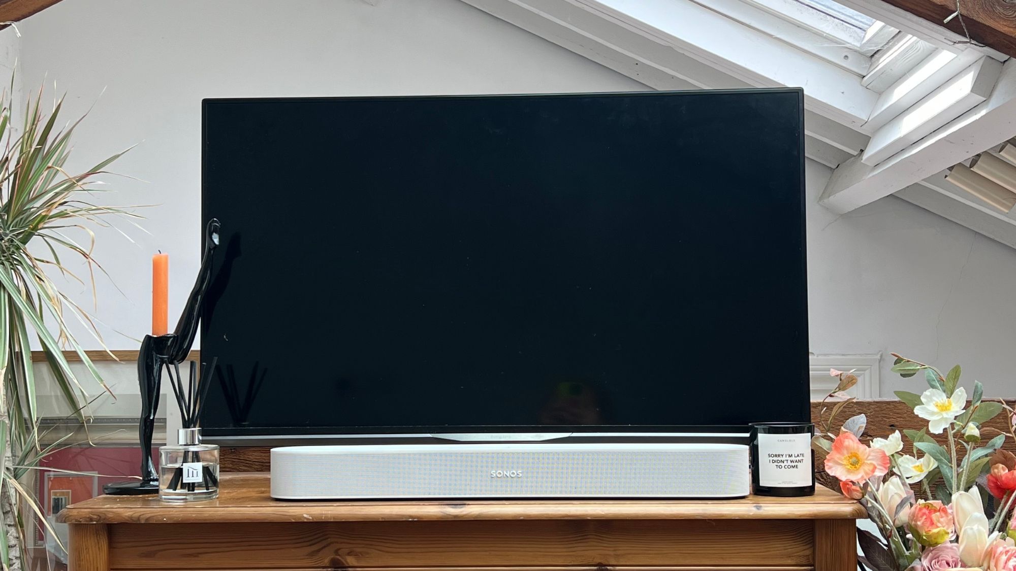 sonos soundbar speaker on tv table