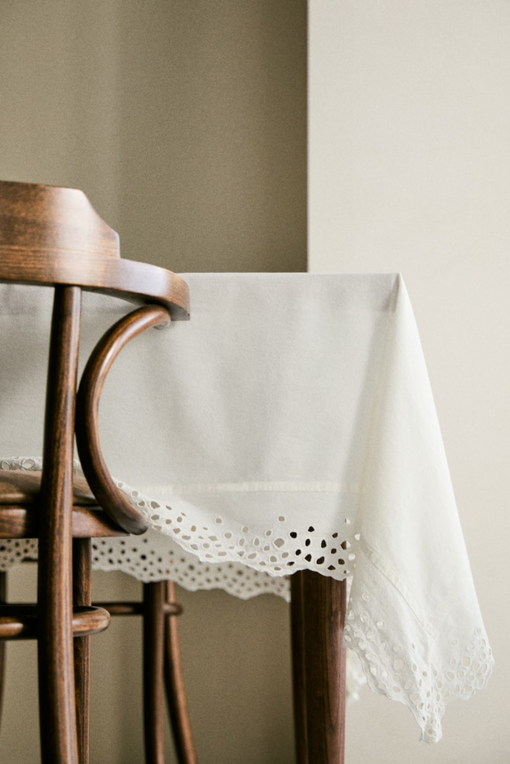H&amp;amp;M, Broderie Anglaise Tablecloth