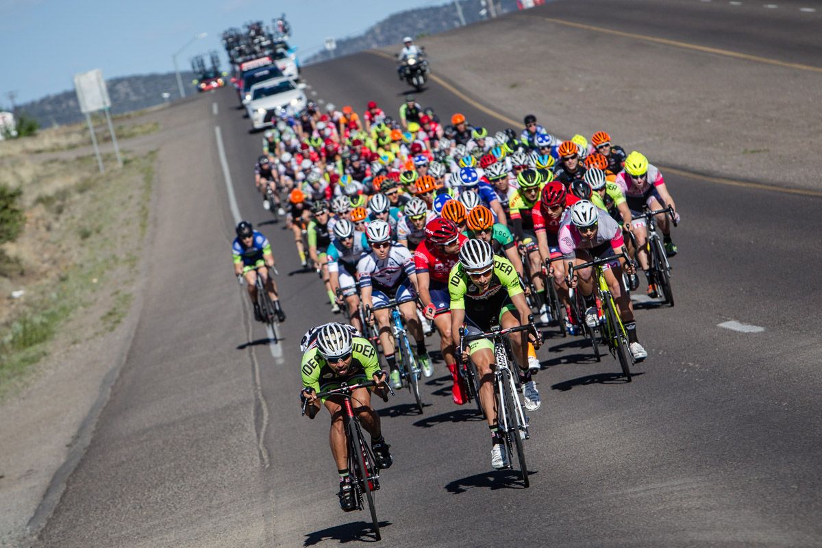 Orgullo Antioqueno riders come to the front as soon as the race begins