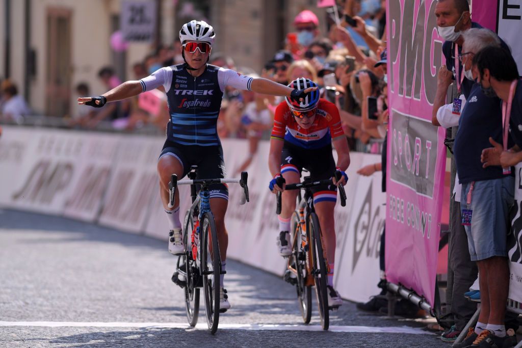 Elisa Longo Borghini beats Anna van der Breggen at stage 8 at the Giro Rosa