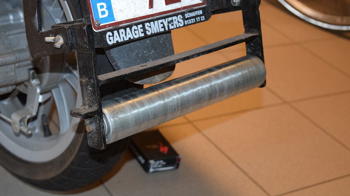 A roller on the rear of the moped allows contact between the front wheel, reducing the risk of an accident