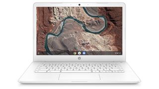 En HP Chromebook 14 som visas mot en vit bakgrund med hemskärmen aktiv som visar en flod som rinner genom en bergsmiljö.