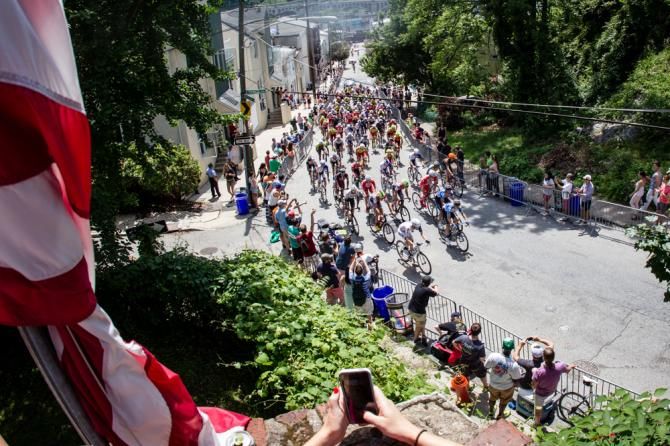 The men&rsquo;s field comes up the wall in Manayunk