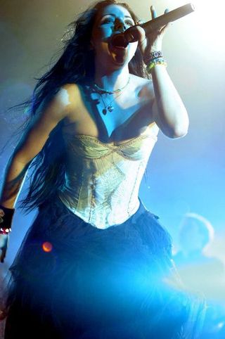 evanescence performs in england may 20, 2004