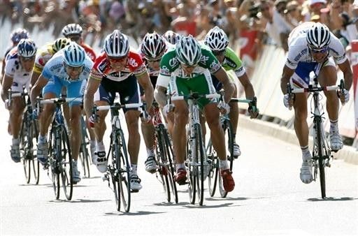 Robbie McEwen (Davitamon-Lotto) charges for the line as Hushovd unclips behind him