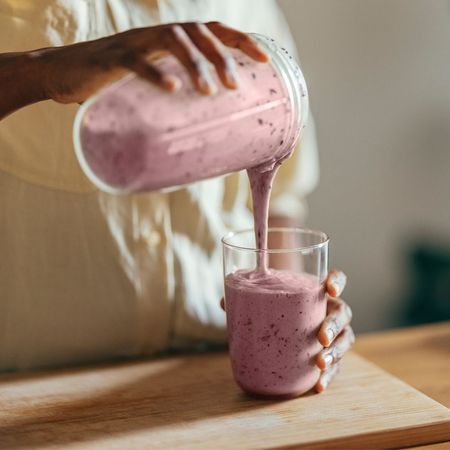 4:3 diet: A woman making a smoothie