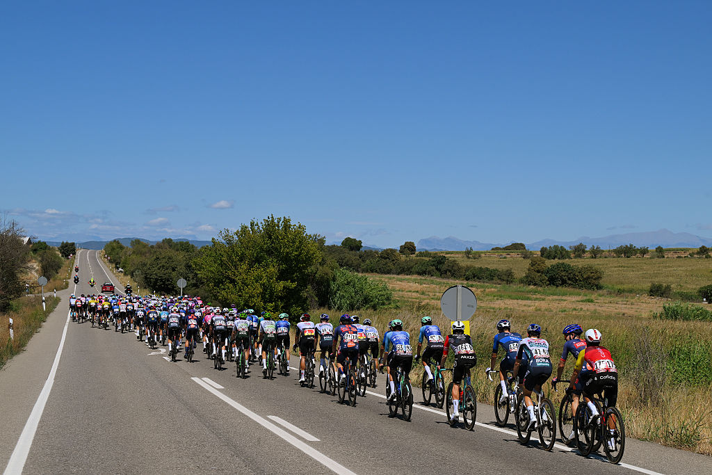 Vuelta a España stage 8 LIVE – Alpecin-Deceunonck controlling the race for Philipsen ahead of anticipated bunch finish
