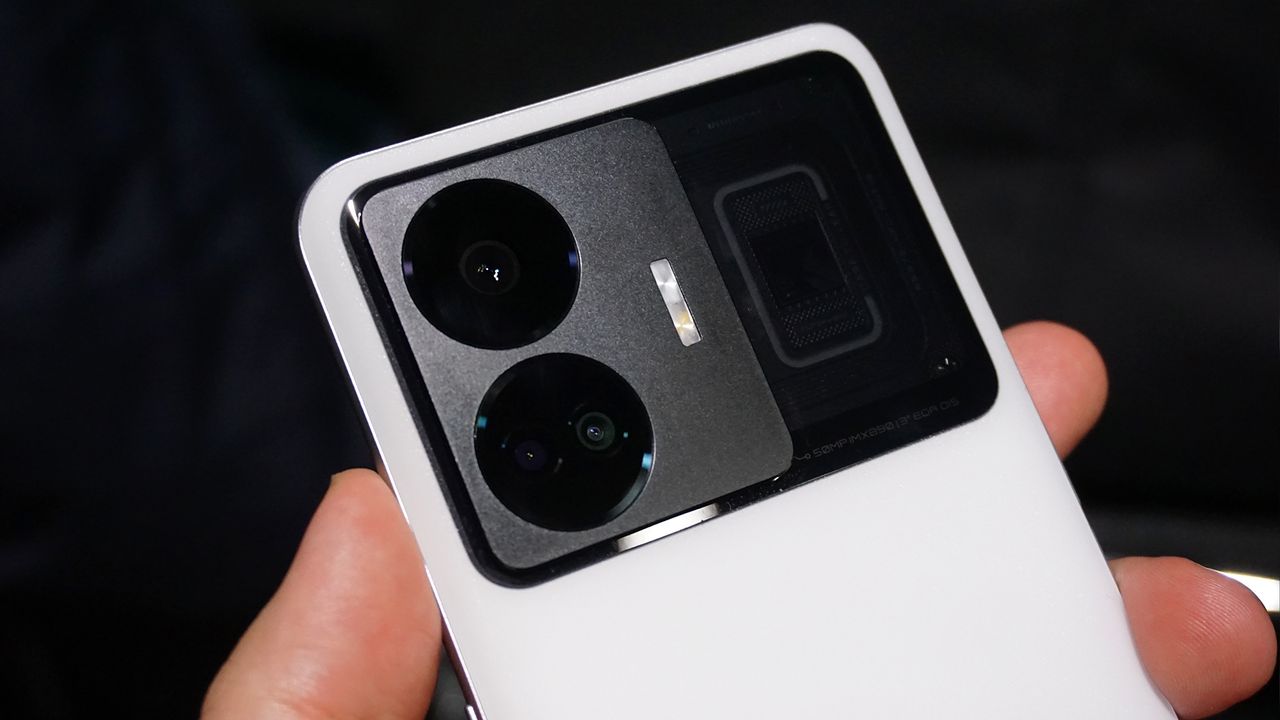 Realme GT 3 hands-on camera