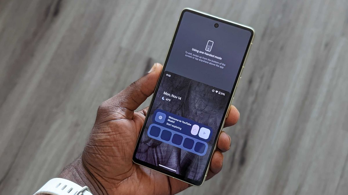 One-handed mode on the Pixel 7