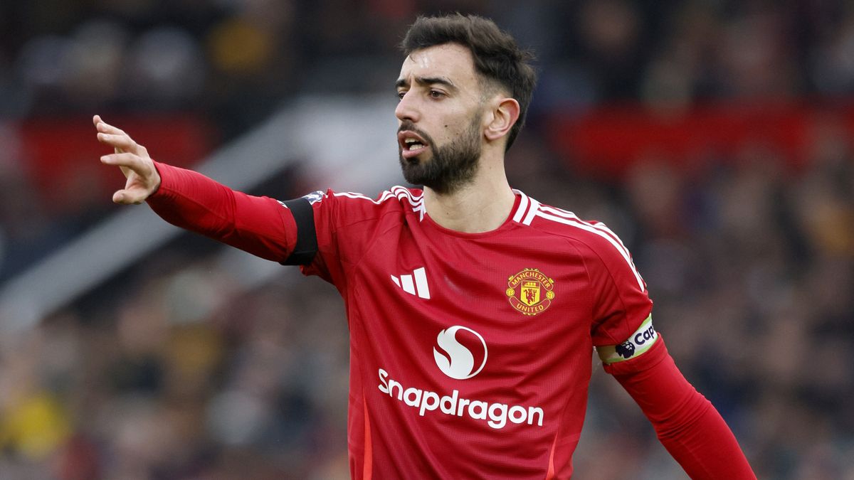 Bruno Fernandes of Man Utd gesticulates during a game