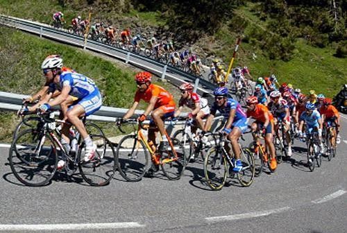 The peloton en route to Pallej&agrave; during the sixth stage.