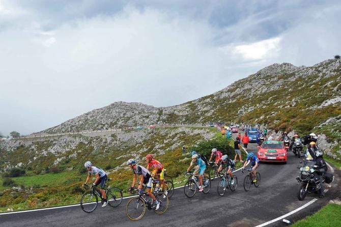 Warren Barguil (Giant-Shimano) and Alejandro Valvderde (Movistar) on the front of the select GC group
