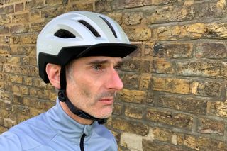 Male cyclist wearing the Bollé Halo React MIPS helmet