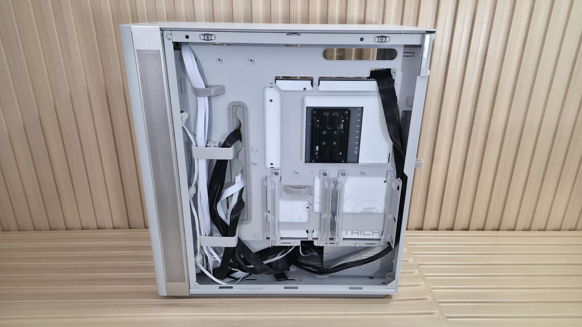 Fractal Define One - Behind the motherboard and mock build