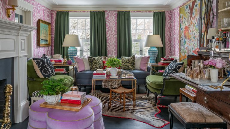 一间客厅，粉红色和白色的壁纸，绿色的窗帘，艺术品和五彩的壁纸在一个叱咤风云的风格兼收并蓄