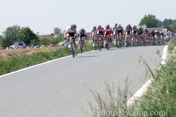 Voeckler tries to break things up