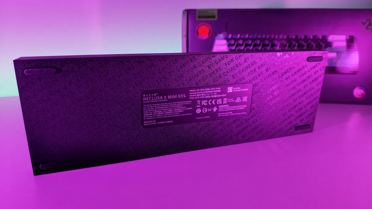 Нижняя панель клавиатуры Razer Reclusa X Mini 65% без выдвижных ножек
