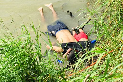 The bodies of Oscar Alberto Martínez Ramírez and his nearly 2-year-old daughter Valeria