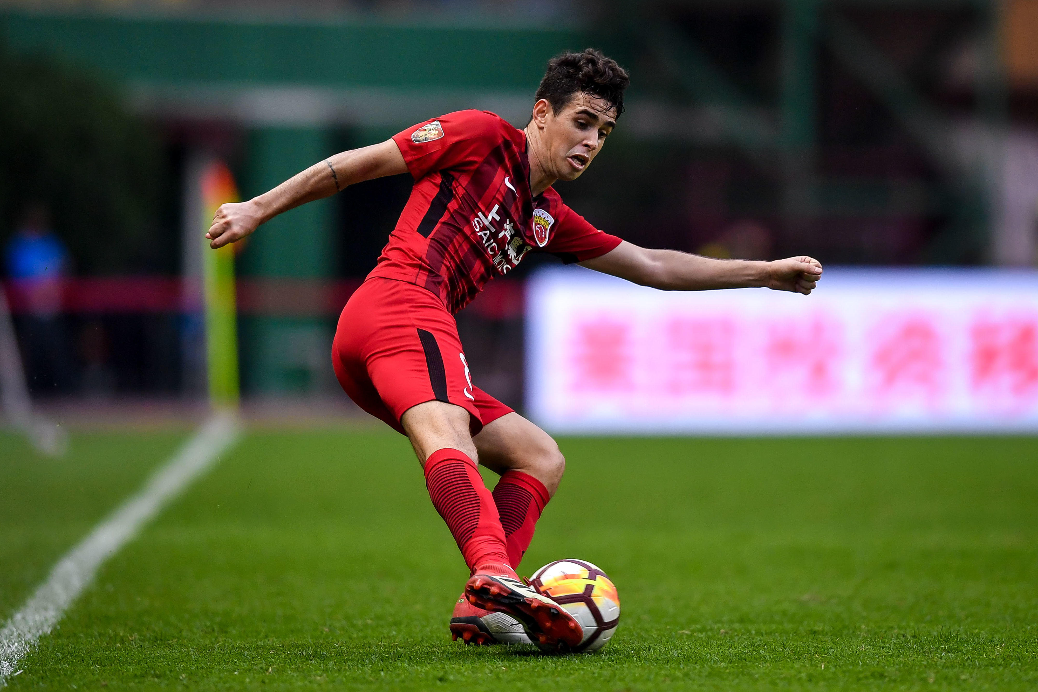 Oscar playing for Shanghai Port (then known as Shanghai SIPG), 2018