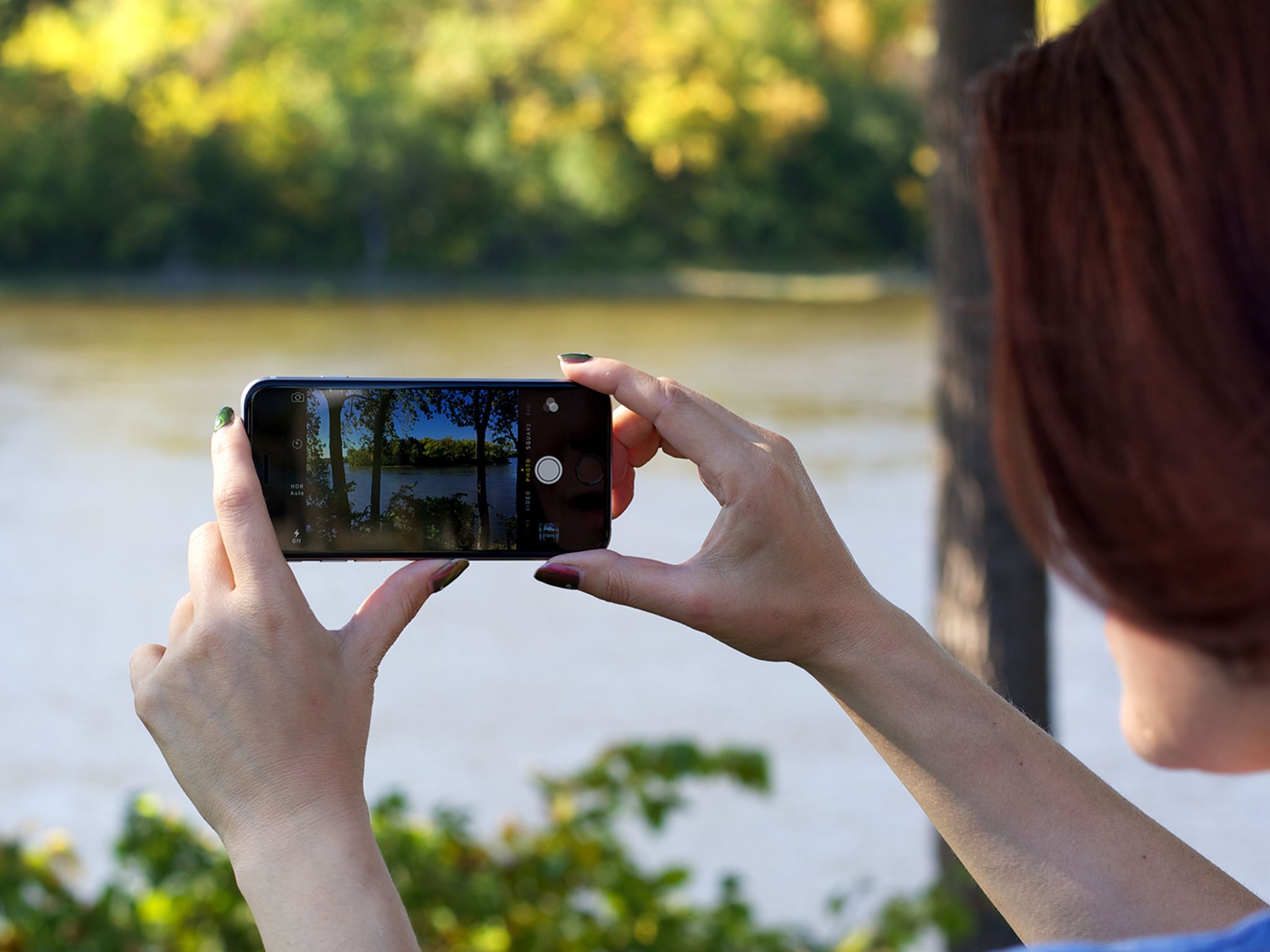 Где можно делать фото. Фотографирует на телефон. Человек фотографирует на телефон. Съемка на мобильный телефон. Фоткает на телефон.