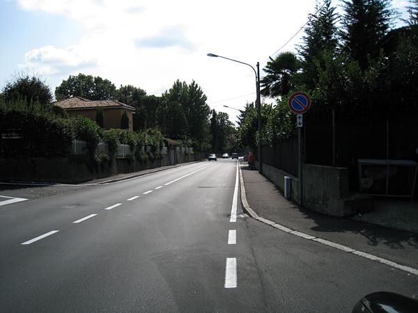 Going down Via Daverio the riders will pass -10km.