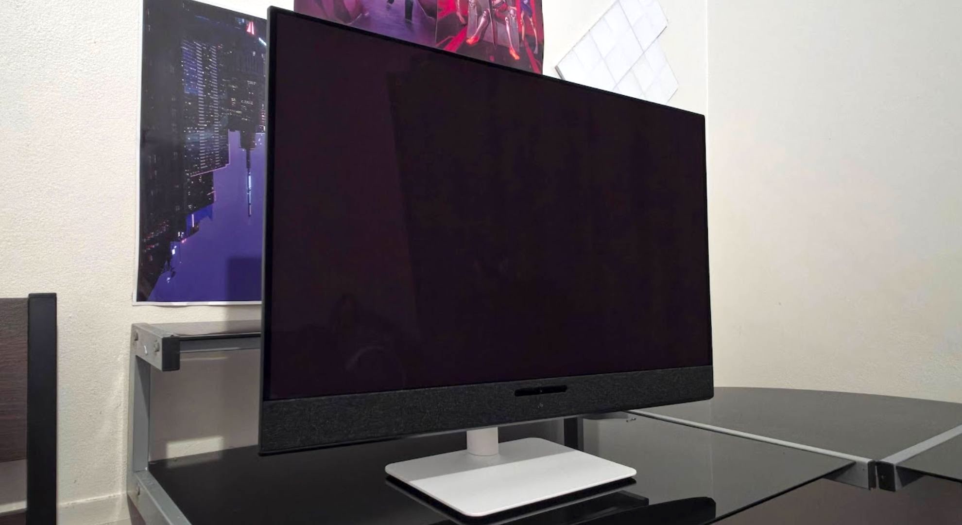 The Dell S3225QC sitting on a desk