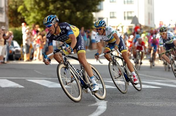 Matteo Tosatto (Saxo Bank-Tinkoff Bank) sets the pace in the peloton in the approach to the finish line.