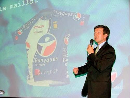 Gilles P&eacute;lisson, boss of Bouygues Telecom presents the riders with their jerseys