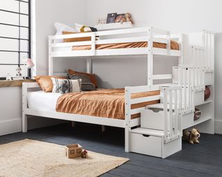 Bunk bed ideas: Triple bunk bed with steps by Noa and Nani