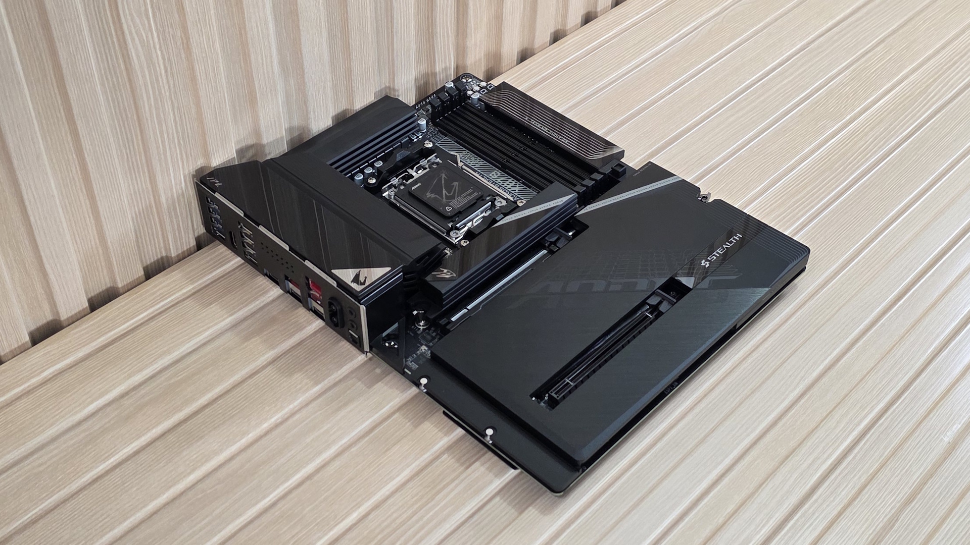 Gigabyte X870 Aorus Stealth - Images