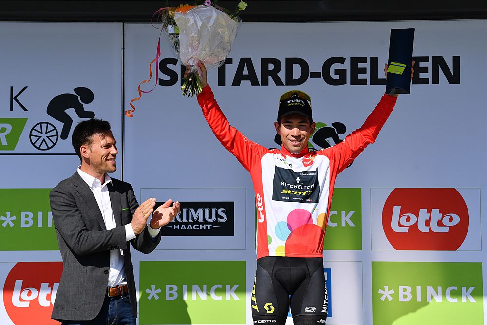 Caleb Ewan wears the points jersey